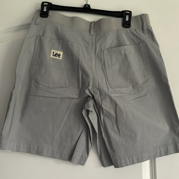 NWT Lee womens Ultra Lux Comfort With Flex-to-go Utility Bermuda Short, gray - Picture 7 of 7